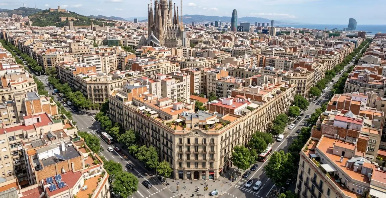 Vista aérea del barrio del Eixample en Barcelona con edificios modernistas característicos bajo luz natural diurna